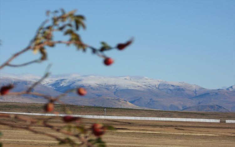 <p>KARS</p>

<p>Kars'ta da iki gündür aralıklalar devam eden sağanak, sabah saatlerinde kar yağışına dönüştü.</p>
