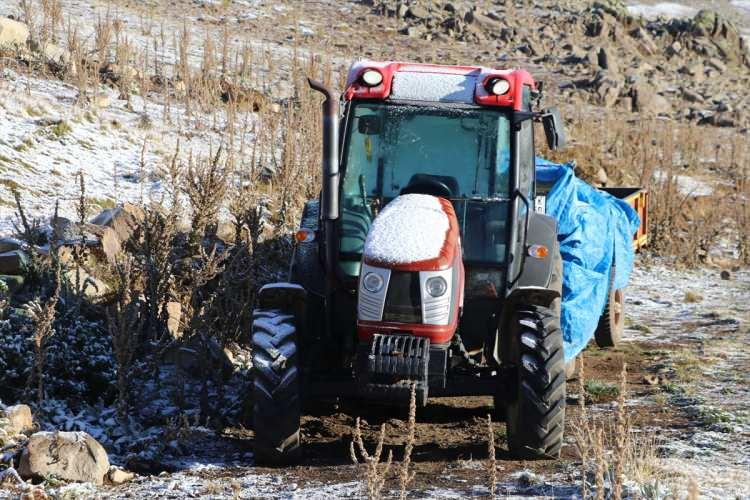 <p><strong>BAYBURT</strong></p>
<p>Bayburt'ta, dün akşamdan itibaren etkisini gösteren soğuk ve yağmur, yüksek kesimlerde yerini kara bıraktı.</p>