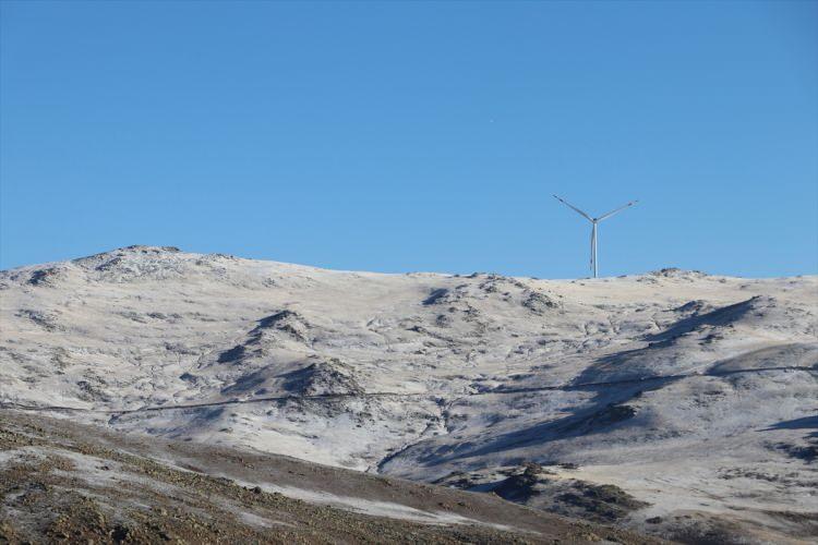 <p>Merkeze bağlı Üzengili köyünün Sarı Çiçek Yaylası ile Aydıntepe ilçesine bağlı 2 bin 400 rakımlı Soğanlı Dağı'nın zirvesindeki Dumlu, Kavlatan, Günbuldu köylerinde kar yağışı sonrası yerler beyaza büründü.</p>