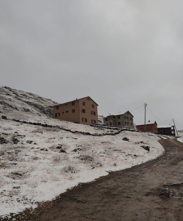 <p><strong>TRABZON</strong></p>

<p>Doğu Karadeniz Bölgesi’nde bir kaç gündür etkili olan serin ve yağışlı hava yüksek kesimlerde yerini dün akşam saatlerinde kar yağışına bıraktı. Bir çok yayla sakini Eylül ayının son günlerinde yaşanan kar yağışının ardından köylerine yavaş yavaş göç hazırlıklarına başladı.</p>
