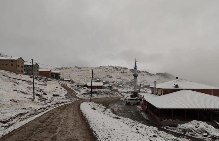 <p>Trabzon’un Kadırga Yaylası başta olmak üzere Köprübaşı ilçesinin Taşlı Yaylası gibi yörede bir çok yaylada kar yağışı görüldü.</p>