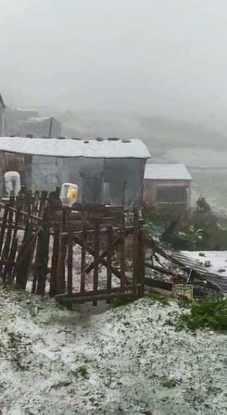 <p><strong>ARTVİN</strong></p>

<p>Artvin il genelinde, dün akşamdan itibaren etkisini gösteren soğuk hava ve yağmur, özellikle 2 bin rakımın üzerindeki bazı yerlerde kar yağışına dönüştü.</p>
