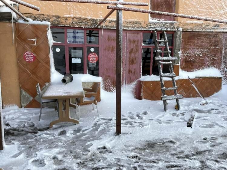 <p>Ardahan-Artvin arasındaki Bülbülan Yaylası da karla kaplandı.<br />
Karla kaplı yaylada yer yer sis de etkili oluyor.</p>
