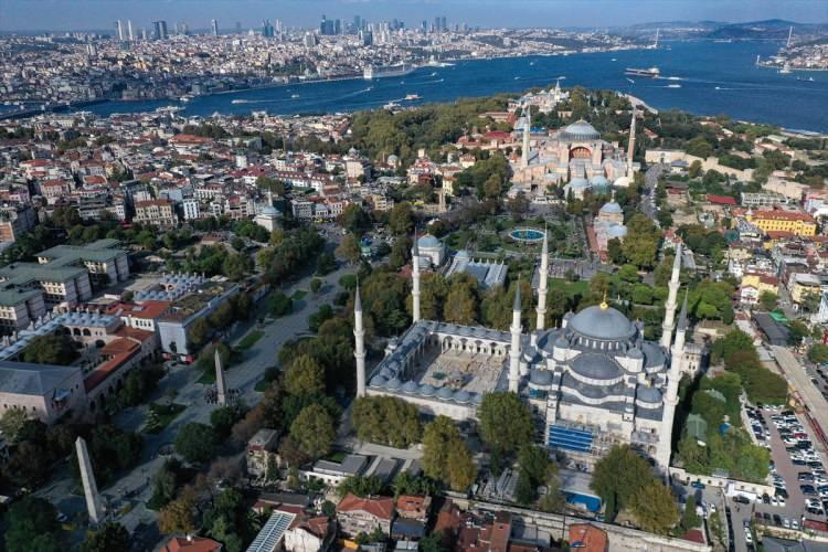 <p>Hipodrom kazıldığında 3 sütunun orijinal boyutlarının görüleceğini, onun altında hipodromun tabanının yer aldığını anlatan Genim, "Hipodromdan herhangi bir yapı çıkmaz. Yapı olan bölümlerinin üzerinde yapılar var. Onlar da korunması gereken kültür varlıkları, hiçbir şekilde kaldırılamaz. Belki yolların altındaki yerlere dükkanlar, kafeler, lokantalar, hediyelik eşya satışı yapılır." ifadelerini kullandı.</p>