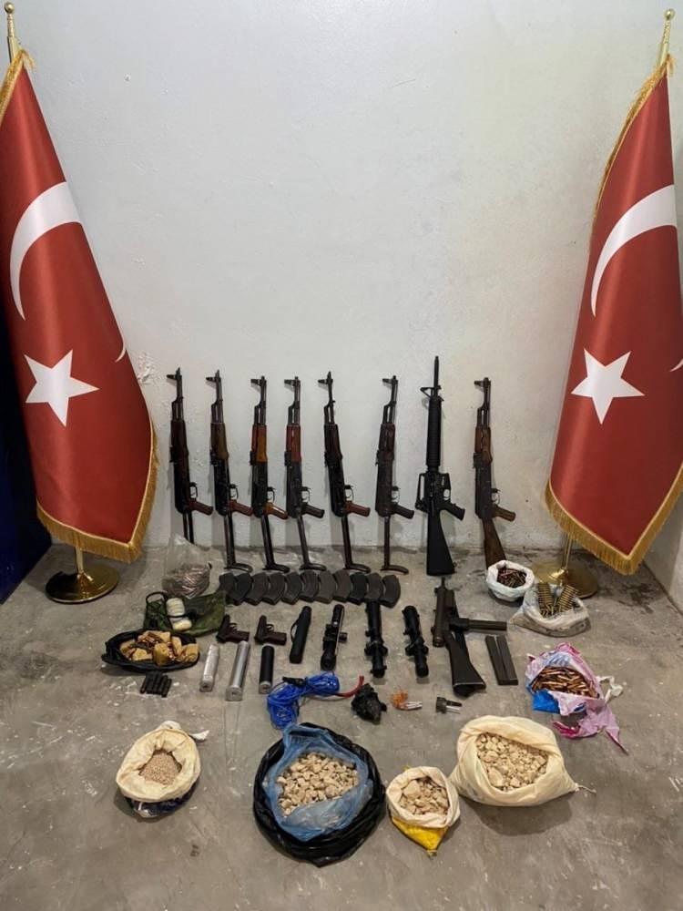<p>4 AK-47 şarjörü, 3 lav silahı, 750 metre uzunluğunda infilaklı fitil, 1 RPG atar, 12 RPG-7 mühimmatı, 5 adet 107 milimetrelik havan mühimmatı, 2 taarruz tipi el bombası, </p>