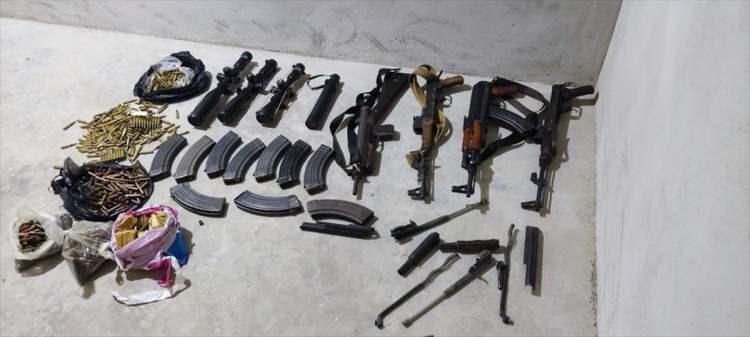 <p>4 paket çelik bilye, 84 akü, 1 M-16, 3 keskin nişancı dürbünü, 7,65 milimetre çapında 2 tabanca ile bir otomatik tüfek ele geçirildi.</p>