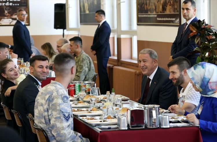 <p>Akar, barış ve istikrar için Ege’nin ve Akdeniz’in dostluk denizi olması, tüm zenginliklerin adil bir şekilde paylaşılmasını amaçladıklarını belirterek, şöyle devam etti:</p>

<p>"Bu açıdan Yunanistan’ın, Türkiye’yi tehdit olarak görmek yerine güvenilir ve etkin bir müttefik ve komşu olarak görmesi, hem kendisinin hem bölgenin hem de NATO’nun menfaatine uygun olacaktır. Komşumuz Yunan halkı da emin olmalıdır ki Türkiye, Yunanistan ile barış içinde ve müreffeh bir gelecekten yanadır. Üçüncü taraflardan da beklentimiz; konuya uluslararası hukuk, akıl, mantık ve bilim ışığında tarafsız ve objektif bakmaları ve gerçekleri görmeleridir. Sonuç olarak Kıbrıs dahil, Ege’de ve Doğu Akdeniz’deki hak ve menfaatlerimizi korumakta azimli, kararlı ve buna muktediriz."</p>
