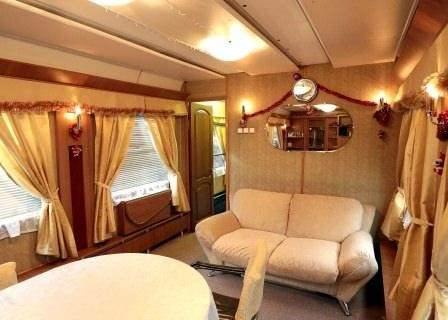 <p>Ukrayna Devlet Demiryolları şirketi Ukrzaliznytsia'ya ait olan bu tren görenleri şaşkına uğratıyor. </p>
<p> </p>