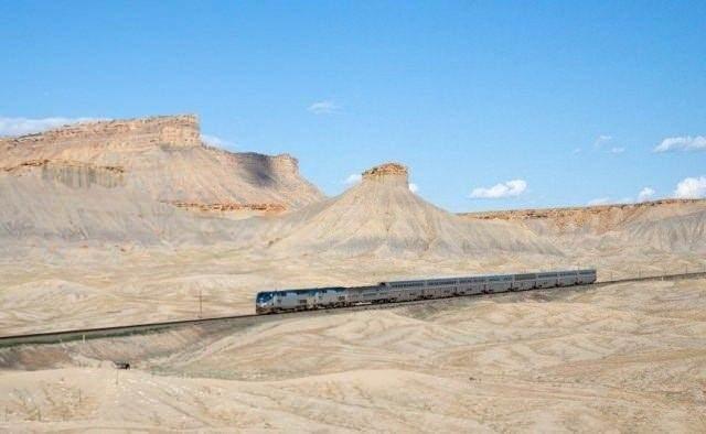 <p><strong>California Zephyr Chicago;</strong></p>

<p>Amerika Birleşik Devletlerinin en uzun tren hattı olan California’dan başlayan bu gezide, Nevada, Colorado Nehri ve Rocky dağları destansı bir şekilde trenin güzergahındadır. </p>
