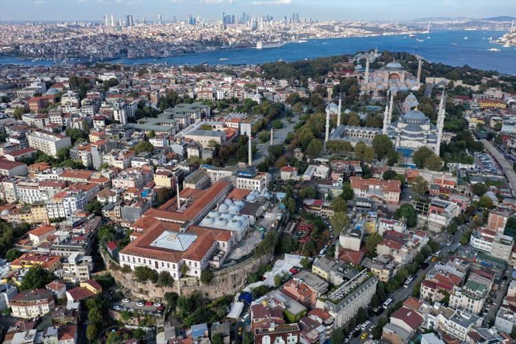 <p>Hipodromun güneyindeki Sfendon Duvarı'nın hala ayakta olduğunu, bir proje hayata geçirilecekse içi su dolu olan bu yapıyla ilgilenilmesi önerisinde bulunan Sarı, "İBB, Sfendon Duvarı'nı restore etsin, temizliğini, bakımını yapsın, içini aydınlatsın, turistleri içinde gezdirsin." dedi.</p>