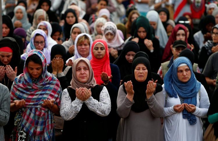 <p>Yüzükleri gümüşten idi. Cemaatle bir yere giderken daima kendileri geride kalırdı.</p>
<p> </p>