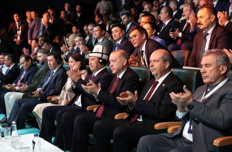 <p>Törende Erdoğan'ın yanı sıra Cumhurbaşkanı Yardımcısı Fuat Oktay, konuk Kırgızistan Cumhurbaşkanı Sadır Caparov, Kuzey Kıbrıs Türk Cumhuriyeti Cumhurbaşkanı Ersin Tatar, Tataristan Cumhurbaşkanı Rüstem Minnihanov, Dünya Etnospor Konfederasyonu Başkanı Bilal Erdoğan, Gençlik ve Spor Bakanı Mehmet Muharrem Kasapoğlu ile yüksek düzeyli katılımcılar yer aldı.</p>
