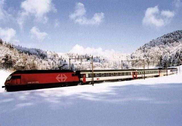 <p><strong>Sibirya, Vladivostok demir yolu ;</strong></p>

<p>Bu tren yolu Rusya’nın görülebilecek en önemli tren hattıdır. Moskova’nın Asya hattı ve Avrupa hattı arasında en uzun demiryoludur. Moskova-Pekin veya Mançurya-Pekin arasında seçim yapılabilir. Yaklaşık 16-21 gün arasında süren bir tren yolculuğudur.</p>
