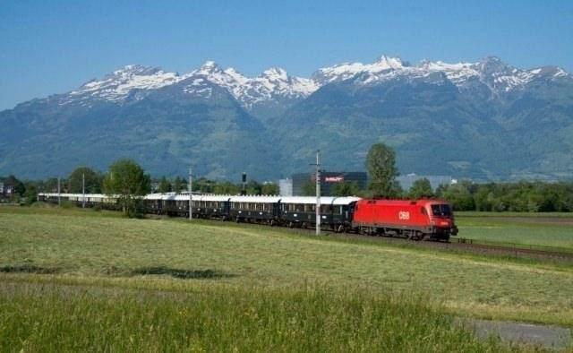 <p><strong>Venedik, Londra Orient Express ;</strong></p>
<p>Orient Ekspress, 1920-30 yılları arasında dünyanın en meşhur tren yolculuğudur. Şimdi bu yolculuk, İtalya’da başlayarak son durağı Londra olacak şekilde planlanıyor. Görkemli kabinlerde, her türlü ihtiyacınız karşılanarak yapılan bu yolculuk gerçekten Avrupa’nın en zengin ve ünlülerini ağırlar.</p>
