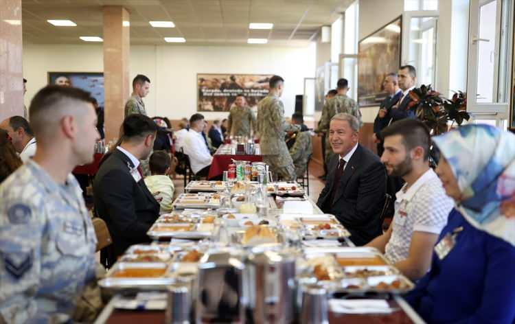 <p>"Bazılarının kışkırtması ve maalesef AB’nin de göz yummasıyla şımarık çocuk rolünü üstlenip dünyada örneği olmayan, eşi benzeri görülmemiş, akıl, mantık dışı talep ve uygulamalarla bölgede istikrarsızlığı körükleyen, sırf siyasi gelecek kaygısı ile kendi halkının kaynaklarını hoyratça heba ederek beyhude bir silahlanma gayreti içinde olan, kurulduğun günden bugüne 7 aşamada 3 kat genişlemesine, burnumuzun dibine kadar gelmesine rağmen 'Yeni Osmanlıcı' diyerek büyük bir pişkinlikle Türkiye’yi yayılmacılıkla suçlayan, suni ittifaklar kurup kendi topraklarını peşkeş çeken, sonra da başkalarının arkasından diklenerek aklınca bize gözdağı vermeye kalkan, Türk azınlığın haklarını elinden alıp Türk varlığını yok sayarak asimilasyon politikalarıyla, baskıyla onları sindirmeye çalışan, adeta bilinçli kimlik soykırımı yapan, terör örgütleriyle iş birliği yapan ve onlara her türlü desteği veren, sığınmacıları acımasızca geri iterek, botlarını batırarak Ege’nin soğuk ve karanlık sularında bebekleri öldüren, sonra da pişkince insan haklarından bahsedenlerin gerçek yüzünü ve niyetlerini akıl ve vicdan sahibi herkes anlıyor. Tarih, Yunan siyasilerin uydurmalarını değil, insanları ölüme terk ettiklerini ve ellerine bebeklerin kanının bulaştığını yazacaktır. Masum insanların vebali, Yunan siyasilerin boynundadır. Sayın Cumhurbaşkanımızın da ifade ettikleri üzere Ege’yi mülteci mezarlığına çeviren Yunanistan’a, uluslararası kurumların güçlü bir yaptırım uygulaması ve insanlığa karşı işlenen bu suçlara ‘dur’ demesi gerekmektedir."</p>
