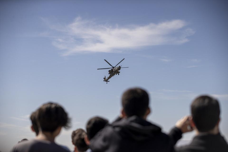 <p>Şu anda birçok tehditle karşı karşıyayız. Bizi kıskanan, ülkemizi parçalamak isteyen birçok dost görünen düşmanlarımız var. Onlara karşı güçlü bir ordu olursa hepimiz güven içinde oluruz. Eski bir öğretmen olarak bu duygularla yetiştim. </p>
