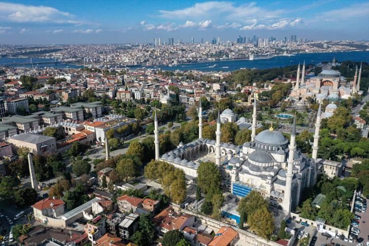 <p>Hipodromun tamamının restitüsyonu yapılamazken olası restorasyon kararlarında daha sonraki çağlara ait Osmanlı eserlerinin varlıkları tartışmaya açılacakken ve kent düzlemindeki kot, giriş çıkış ve mekan ilişkilerinin bozulmasına dair bir teklifin ideolojik olduğunu anlatan Akın, sözlerini şöyle sürdürdü:</p>