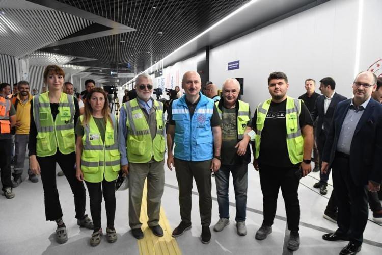 <p>İstanbul'da an itibariyle Gayrettepe-Kağıthane-Eyüpsultan-İstanbul Havalimanı, Başakşehir-Çam Sakura-Kayaşehir, Halkalı-Başakşehir-Arnavutköy-İstanbul Havalimanı, Altunizade-Ferah Mahallesi-Çamlıca Camii-Bosna Bulvarı Raylı Sistem Projesi, Kazlıçeşme-Sirkeci Raylı Sistem Ve Yaya Odaklı Yeni Nesil Ulaşım Projesi ve Bakırköy-Bahçelievler-Güngoren-Kirazlı Metro Hattı ile açılışını pazar günü hep birlikte ve gururla yapacağımız Pendik- Tavşantepe -Sabiha Gökçen Havalimanı Metro Hattı'nın da dâhil olduğu, 103,3 km'lik 7 hatta İstanbul için 7/24 çalışıyoruz" diye konuştu.</p>