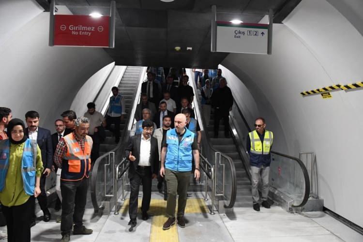 <p>"GÜNLÜK 1 MİLYON 200 BİN YOLCUYA HİZMET VEREBİLECEK"</p>

<p>Bakan Karaismailoğlu, "Bildiğiniz gibi, eser siyasetimizin değerli parçalarından ve asrın en önemli projelerinden biri olan Marmaray ile Levent-Hisarüstü Metrosu'nun uzunluğu 80 kilometredir.</p>
