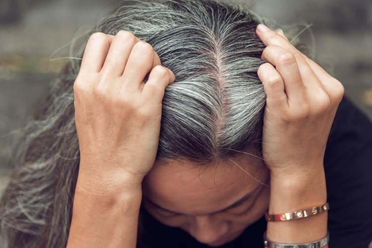 <p><span style="color:#000080"><strong>Çoğunlukla ilerleyen yaşlarda görülen saç beyazlığı ani şok, travma, genetik, B12 eksikliği, stres gibi sorunlar nedeniyle erken yaşlarda da görülebilir.</strong></span></p>
