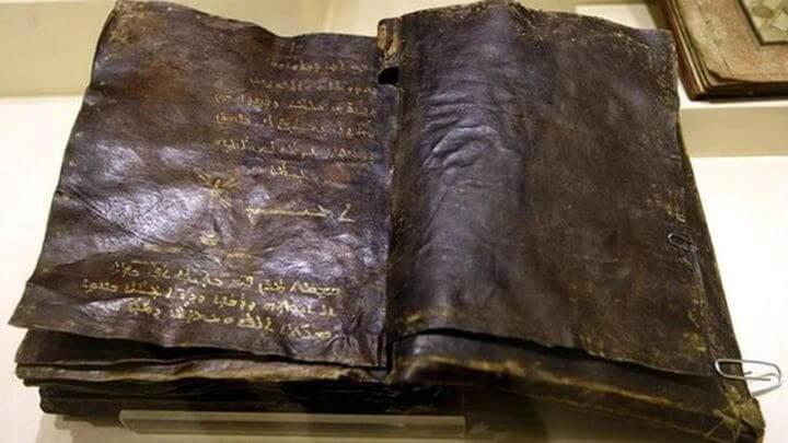 <p><span style="color:#800000"><strong>ARAMİCE DİLİYLE KALEME ALINMIŞ</strong></span></p>
<p><span style="color:#008080"><strong>Öte yandan Aziz Barnabas'ın, Barnabas İncil'ini Sami dil ailesinden olan Aramice (Aramca) diliyle kaleme aldığı biliniyor. </strong></span></p>