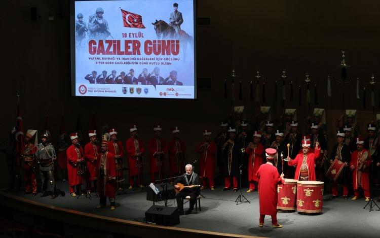 <p>5 milyon tondan fazla tahıl</p>

<p>Bölgesinde ve dünyada "güvenlik üreten" bir ülke olan Türkiye'nin Ukrayna krizinde de ilk günden itibaren etkin ve yapıcı bir politika izlediğine dikkati çeken Akar, "Bu kapsamda Rusya ve Ukrayna arasında yaşanan çatışmadan dolayı ortaya çıkan enerji ve gıda krizi riski karşısında Türkiye, Sayın Cumhurbaşkanımızın liderliğinde aktif bir diplomasi yürütmüştür." diye konuştu.</p>

<p>İstanbul’da imzalanan Tahıl Sevkiyatı Anlaşması'nı, BM’nin son yıllarda imza attığı en büyük başarılardan biri olarak nitelendiren Akar, "Türkiye de sürece olan yapıcı katkısı ve ev sahipliğiyle, kritik rolünü ve diplomatik alandaki etkinliğini en açık şekilde ortaya koymuştur" dedi.</p>
