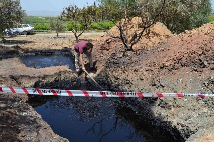<p><strong>İLK KAZMA YILBAŞINDA VURULACAK</strong></p>
<p>TPAO yetkilileri siyah sıvının çok kaliteli petrol çıkmasının ardından harekete geçti. Birkaç gün önce araziye gelen TPAO Adıyaman Bölge Müdürlüğü ekipleri rezerv çalışması için sondaj kuyusu açılacak yeri tespit etti.</p>