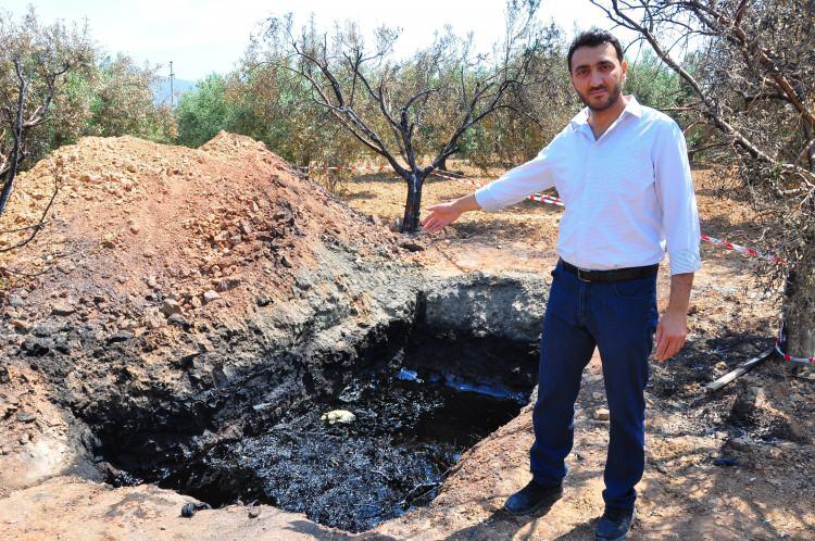 <p>Manisa'da, zeytin ve badem ağaçlarına su bulmak için sondaj yapan çiftçi Mustafa Yüksel (40) arazisinde petrol bulmuştu. Yüksel bir iş adamının tarlasına talip olduğunu ve kendisine 50 milyon dolar teklifte bulunduğunu söyledi.</p>
