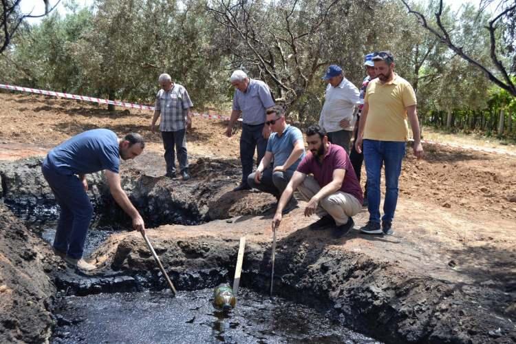 <p>Rezerv tespitinin ardından 2023'te petrol çıkarmaya başlanabileceği belirtildi. Tarlasında petrol bulunan Mustafa Yüksel'in de başına talih kuşu konmuş oldu.</p>