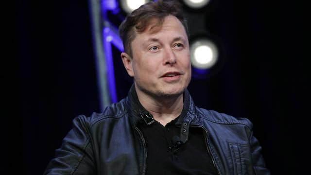 <p>Starlink uydularına bağlantı için Apple ile görüşmeler de devam ediyor. Musk, yaptığı açıklamada "Apple ile Starlink bağlantısı hakkında bazı umut verici görüşmeler yaptık. iPhone ekibi kesinlikle süper akıllı. Elbette, telefon yazılımı ve donanımı uzay tabanlı sinyallere uyum sağlarsa, Starlink tamamen baz istasyonu gibi görev görerek telefonlarda en iyi sonucu verir" açıklamasında bulundu.</p>