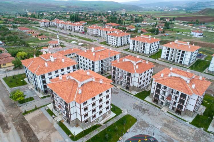 <p>Bu arada e-devlet başvurularında kendisine verilen süre içerisinde başvuru bedelini yatırmayanların başvurusu iptal edilmektedir. Bu durumda olan kişiler e-devlet üzerinden tekrar başvuru sürecini başlatarak veya banka şubelerinden başvurularını tamamlayabilirler"</p>