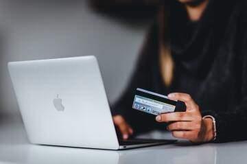 <p>Bankaların sigortasız kredi seçeneğini de tüketiciye sunmak şartıyla kredi bağlantılı sigortayı içeren bir teklifi tüketiciye sunabilmelerine olanak tanındı.</p>