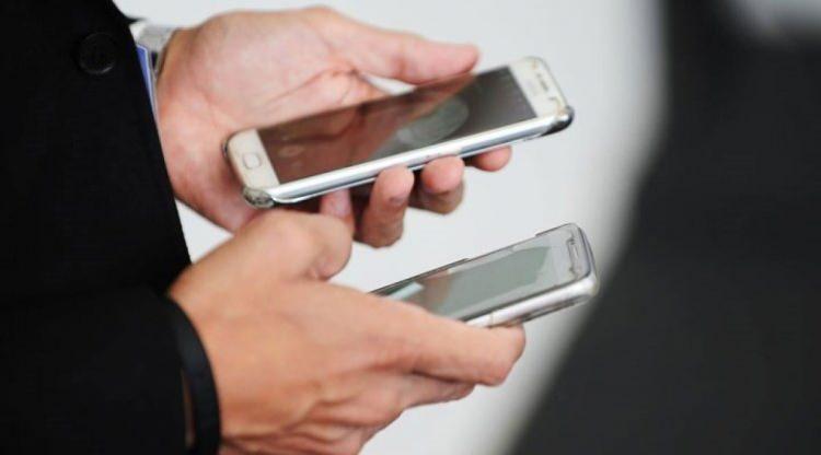 <p><strong>YENİLENMİŞ TELEFONA YASAL ALTYAPI</strong></p>
<p>Cep telefonu gibi tüketicilerin sıklıkla değiştirdiği ve ithalatta önemli yer tutan ürünlerin Ticaret Bakanlığı tarafından yetkilendirilen yenileme merkezleri aracılığıyla donanım, yazılım veya fiziki özelliklerinde iyileştirme yapılarak, en az bir yıl garantili olacak şekilde tüketicilere yeniden satılması sağlanacak.</p>