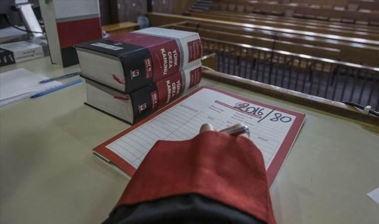 <p>"Ön ödemeli konut satışları, devre tatil, devre mülklerle ilgili ciddi değişiklikler var. Eğer kanunda yasak olan ön ödemeli devre tatil satışı ya da mülkiyet hakkı tanıyan devre tatil satışı yapıldıysa bu satışa aracılık edildiyse vatandaşın şikayeti halinde bu kanuni yasaklara riayet etmeyen kişilere karşı hapis cezası yürürlüğe girebilecek. Ağır para cezaları da söz konusu.</p>
