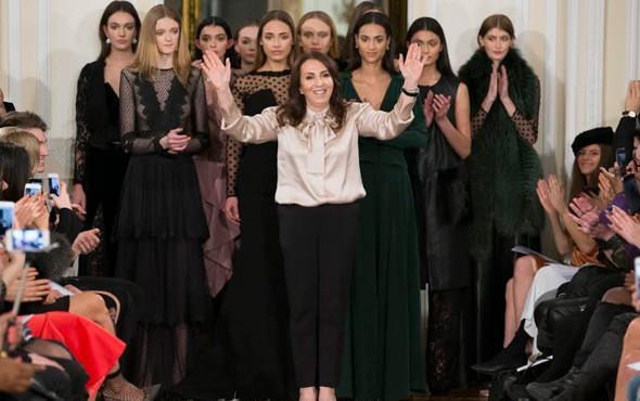 <p><span style="color:#000000"><strong>Cherly Cole, Lady Gaga, Tess Daly, Rebecca Adlington, Amanda Holden, Michelle Keegan, Rochelle Humes, Whitney Port, Coleen Rooney ve Michelle Keegan gibi ünlü yıldızların kıyafetlerini tasarlayan Kartal, koleksiyonlarındaki zengin parçalarla ön plana çıkıyor.</strong></span></p>