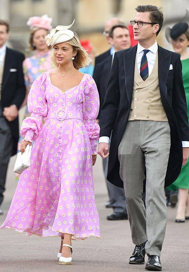 <p><span style="color:#000000"><strong>Başkent Londra'daki White City Place'ta gerçekleşen defilenin "marka yüzü" olarak Kraliçe II. Elizabeth'in kuzeni Kent Dükü Prens Edward'ın torunu, Galler Prensi William ve Sussex Dükü Prens Harry'nin kuzeni Lady Amelia Windsor podyuma çıktı.</strong></span></p>