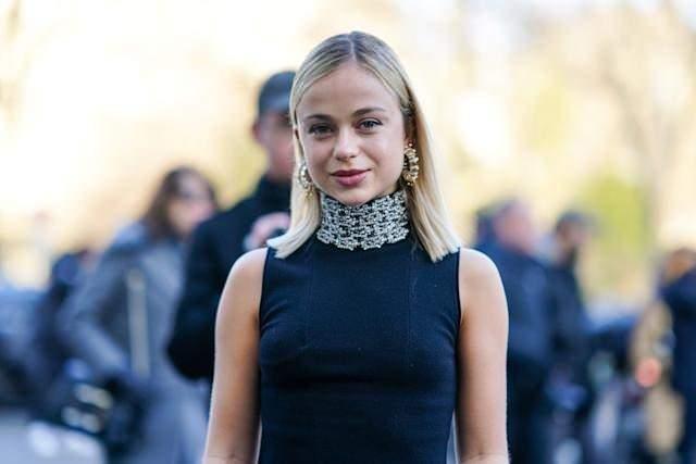<p><span style="color:#000000"><strong>Sürdürülebilirlik çalışmalarıyla adından söz ettiren Lady Amelia Windsor'un Kartal'ın "sürdürülebilir moda" projesine destek vermesiyle tarihte ilk kez bir İngiliz Kraliyet Ailesi üyesi bir Türk modacının defilesinde yürüdü. </strong></span></p>