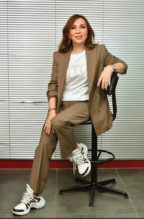<p><span style="color:#FF0000"><strong>"MUTLUYUZ GURURLUYUZ"</strong></span></p>

<p><span style="color:#000000"><strong>Kraliyet Ailesinden bir üyenin defilesinde yürümesinden dolayı büyük mutluluk duyan Kartal ise "Sürdürülebilir özelliği taşıyan bir Türk markasıyla, ilk kez Kraliyet ailesinden Prens William ve Harry'nin kuzeni olan Amelia Windsor beraber çalışıyor. Biz de bu açıdan çok mutluyuz çünkü bu aynı zamanda Türkiye'nin PR'ına, tanıtımına katkıda bulunacağımızı düşünüyoruz. Mutluyuz, gururluyuz" şeklinde konuştu. </strong></span></p>
