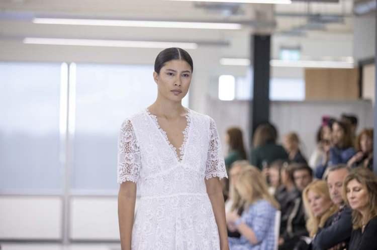 <p><span style="color:#000000"><strong>Londra merkezli tedarik şirketi Li&Fung'un İngiltere ve Avrupa Müdürü Destan Bezmen de "Zeynep Hanım'ın tasarladığı ve yaptığı markada Amelia Windsor da marka yüzü olduğu, destek verdiği için de çok mutluyuz. Biz, bütün Avrupa'nın, İngiltere'nin Royal Ascot'a gidebileceği gibi giyinmesini istedik. Oradan yola çıkarak, böyle güzel bir koleksiyon hazırladık" diyerek duygularını ifade etti. </strong></span></p>
