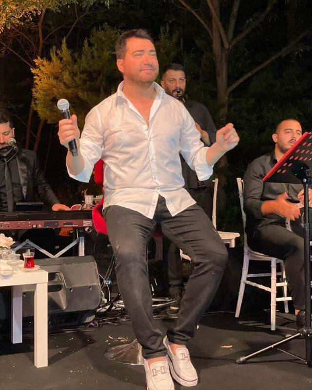 <p><span style="color:#800000"><strong> Şarkının sözlerinde 'sildim seni' falan diyorum eşim de onun için yazdığımı biliyor. Eşim 'o şarkıyı sevmiyorum, o şarkıyı çıkarmayacaksın' diyor. </strong></span></p>