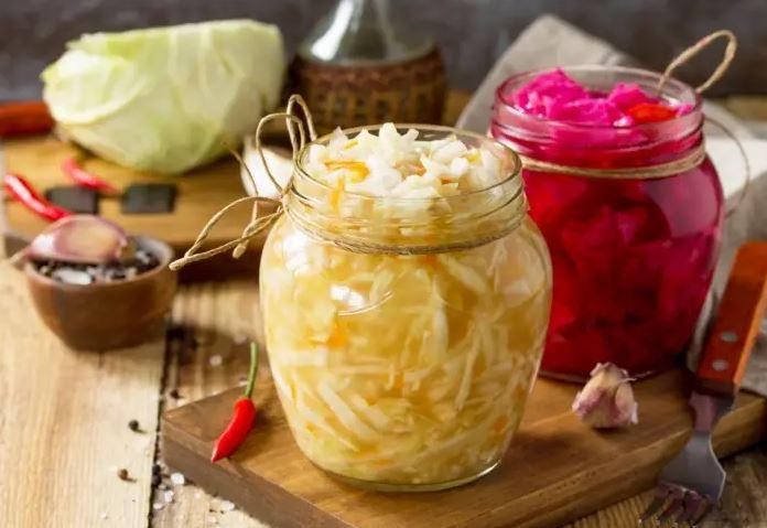 <p><span style="color:#EE82EE"><em><strong>KANSERDEN KORUMAYA TAM DESTEK SAĞLIYOR</strong></em></span></p>

<p><strong>Turşu yapımında kullanılan ve besin değerleri açısından faydaları saymakla bitmeyen turşu, antioksidan açısından zengilik taşıyor. Serbest radikallerle girerek hücrelere zarar verilmesini önlüyor. Bu sebeple kanserden korunmaya tam destek turşudan geliyor. </strong></p>

<p> </p>
