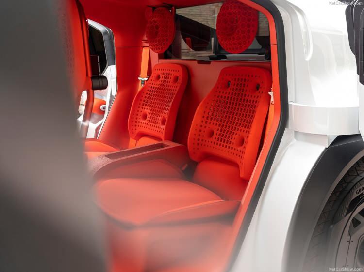 <p>Sadece 3 parçadan oluşan koltuklarının ultra hafif ve konforlu olduğu belirtilirken, aracın bazı bölümlerinde karton malzeme kullanılmış.</p>
