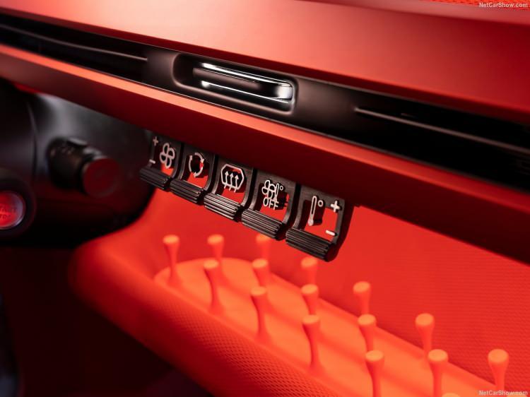 <p>Fransız otomotiv devi Citroen, ultra hafif yapısı ile sınırları zorlayan yeni konsept aracı Oli'yi yeni logosuyla tanıttı.<br />
<br />
Citroen'in elektrikli araçlarının Türkiye'ye de geleceği açıklandı.<br />
 </p>
