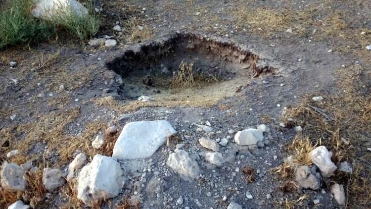 <div> İlçe merkezine 15 kilometre mesafedeki Çelebibağ Mahallesi sahilinde, bu yıl taşların oyularak yapıldığı yeni bir liman kalıntısı ortaya çıktı. Göldeki çekilme bölgede endişeye neden olurken, gün yüzüne çıkan yeni kalıntılar ise heyecanlandırdı.</div>
<div> </div>