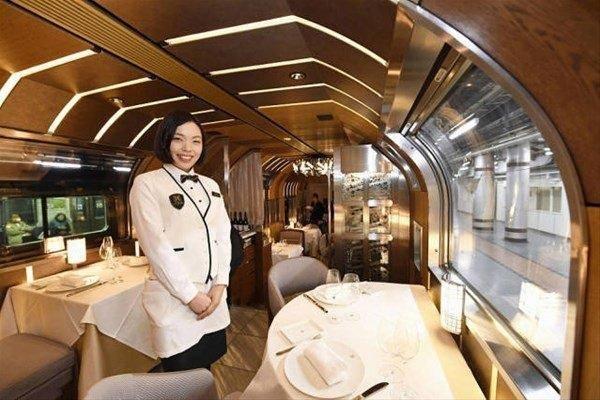 <p>Tren Tochigi Vadisi ve Nikko Toshogu Tapınağı veya yerel sıcak su kaynakları ve balık pazarları gibi daha farklı rotalara yolculuk yapıyor.</p>

<p> </p>
