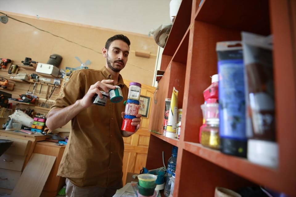 <p>Keraki'nin ortakları ve stajyerlerden oluşan 7 kişilik ekibi animasyonun karakterlerini kil, oyun hamuru, plastik, ahşap, karton gibi maddelere şekil vererek oluşturuyor ve çekim, montaj ve ses efektlerinde ileri teknikler kullanıyor.</p>

<p> </p>

<p> </p>
