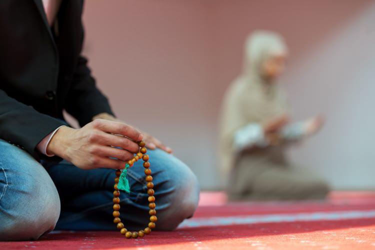 <p>Cuma günü getirilen salâvatları Peygamber Efendimiz vesilesiz bizzat kendisi aldığını haber vermiştir.<br />
<br />
“Cuma günü ve geceleri üzerime (yüz defa) salâvat getirenin, Allah-u Teâla otuzu dünyaya yetmişi ahirete olmak üzere yüz hacetini kabul eder.”</p>