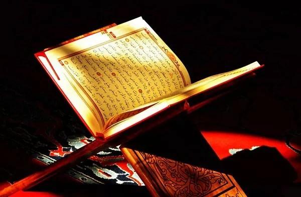 <p>Abdest aldıktan sonra bir avuç su alırlar o aldıkları suyu avret yerlerine, ön taraflarına serpiştirirdi. Abdest alırken yüzüğünü oynatırdı.</p>
<p> </p>