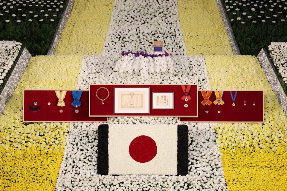 <p>Japon hükümeti, 8 Temmuz'da suikast sonucu hayatını kaybeden, "en uzun süre başbakan" unvanlı Abe Şinzo için başkent Tokyo'nun Çiyoda bölgesindeki "Nippon Budokan" salonunda devlet cenaze töreni düzenledi. </p>

<p> </p>
