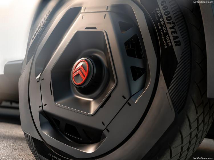 <p>Citroen CEO'su Vincent Cobee, AA muhabirine, Oli'nin Citroen markasının gelecek yıllardaki imajını yansıtan konsept olması nedeniyle önemli olduğunu söyledi.</p>